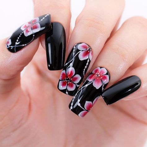 Nail Art Short Nails Black, Red Floral Nails, Nails Black And Red, Short Nails Black, Nail Art Short Nails, Nail Art Short, Sunny Nails, Long Nail Art, City Nails