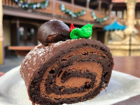 Saturday Snacks: Let's Make Yacht & Beach Club's Bûche de Noël! Creamsicle Milkshake, Yacht Beach Club, Yule Log Cake, Disney World Christmas, Chocolate Covered Marshmallows, Disneyland Food, Holiday Sprinkles, Gingerbread Latte, Log Cake