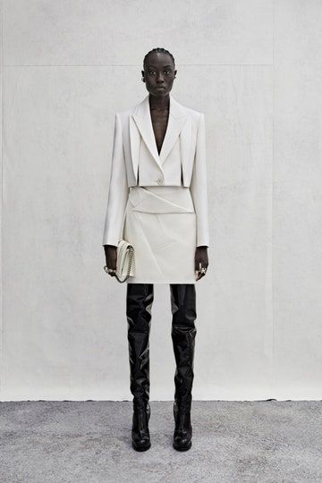 Alexander Mcqueen Resort 2023, Fashion Runway 2023, Alexander Mcqueen 2023, Alexander Mcqueen Resort, Rtw 2023, Tailor Dress, Runway 2023, Sleeveless Blazer Dress, Cape Blazer