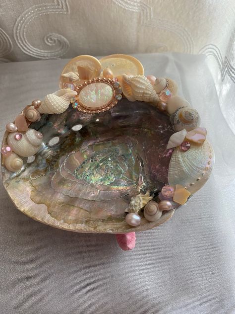 Seashell Jewelry Holder, Shell Jewelry Holder, Arte Hippy, Pink Starfish, No Ordinary Girl, Art Coquillage, زجاج ملون, Mermaid Aesthetic, Shell Collection