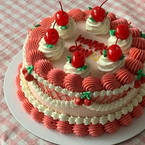 Kue Macaroon, Vintage Birthday Cakes, Cute Baking, Pretty Dessert, Simple Birthday Cake, Fake Cake, Cake Decorating Designs, Think Food, Pretty Birthday Cakes