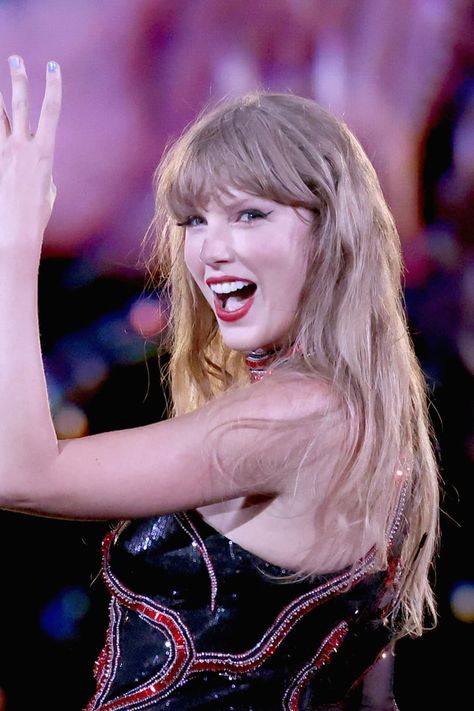 Taylor Swift Wears "Speak Now" Paint-Chip Nails Escuderias F1, Taylor Swift Fotos, Taylor Swift Speak Now, Taylor Swift Cute, Estilo Taylor Swift, Swift Photo, Taylor Swift Funny, Taylor Swift Album, Long Live Taylor Swift