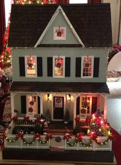 Vermont Farmhouse Decorated for Christmas Doll House Decorating Ideas, House Decorating Ideas, Diy Jul, Dollhouse Christmas, Mini Doll House, Dollhouse Projects, Glitter Houses, Victorian Dollhouse, Christmas Villages