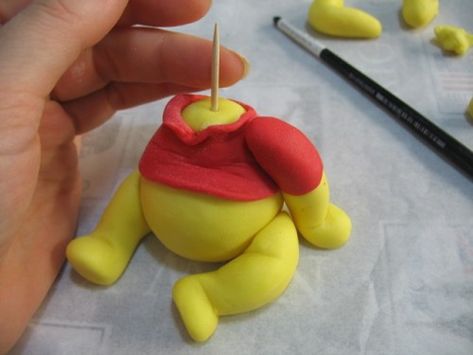 Dears, take your big boots today because your childhood is coming back with a nice figurine! Use this polymer clay Winnie the Pooh tutorial to... Clay Winnie The Pooh, Winie The Pooh, Polymer Clay Fish, Big Boots, Fimo Diy, Winnie The Pooh Cake, Canes Decor, Clay Bear, Diy Polymer Clay