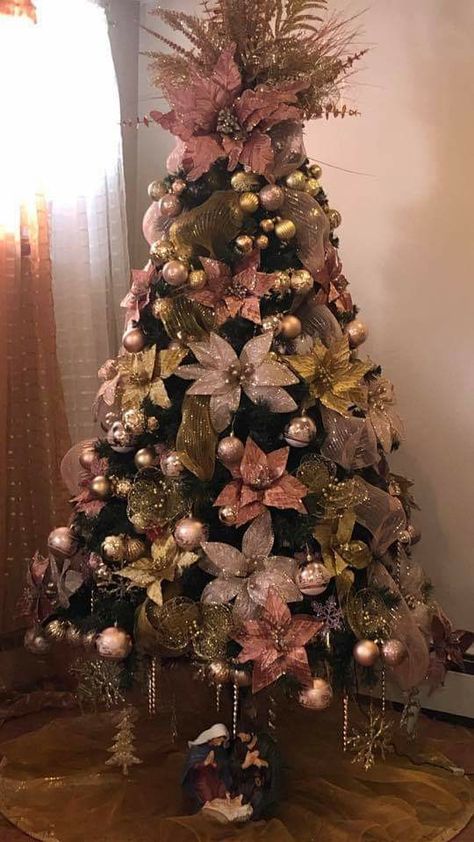 Corner Christmas Tree, Pink Christmas Tree Decorations, Rose Gold Christmas Tree, Christmas Tree Decorations Ribbon, Glam Christmas Decor, Red And Gold Christmas Tree, Gold Christmas Tree Decorations, Pretty Christmas Trees, Pretty Christmas Decorations