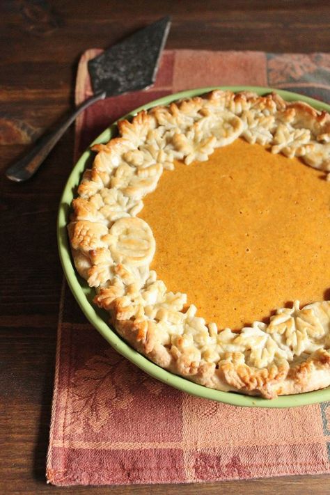 Pumpkin Pie with Decorative Crust | wildwildwhisk.com Traditional Pumpkin Pie Recipe, Decorate A Pumpkin, Pumpkin Pie Crust, Decorative Pie Crust, Best Pumpkin Pie Recipe, Pumpkin Cream Cheese Pie, Stacie Flinner, Perfect Pumpkin Pie, Pie Decoration