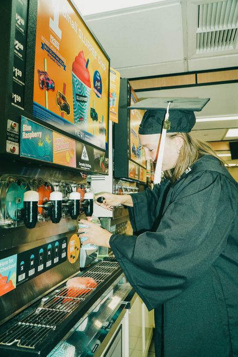 7/11 graduation photoshoot Academic Senior Pictures, Funny Grad Pics Photo Ideas, Debate Senior Pictures, College Graduation Pictures With Books, 2000s Graduation Pics, Vintage School Photoshoot, Funny Senior Photo Ideas, 70s Graduation Pictures, Graduation Pictures Vintage