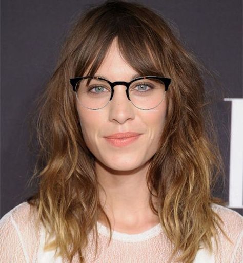 alexa chung eye glasses Beachy Haircuts, Beachy Haircut, Wavy Layered Haircuts, Bangs And Glasses, Curly Shag, Long Shag Hairstyles, Best Hairstyles For Women, Straight Black Hair, Shag Haircuts