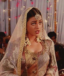 Aishwarya Rai Fan on Twitter: "80. 💗… " 90s Bollywood Fashion, South Asian Aesthetic, Aishwarya Rai Photo, Retro Bollywood, Salwar Kamiz, Aishwarya Rai Bachchan, Vintage Bollywood, Indian Aesthetic, Aishwarya Rai