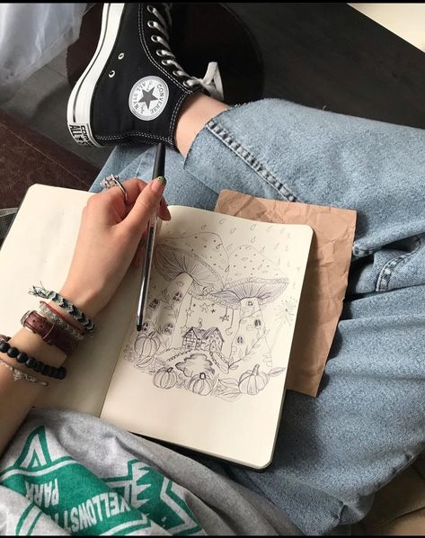 Art Tools Aesthetic, Art Student Aesthetic, Images Terrifiantes, Artist Aesthetic, Lana Del Ray, April 3, Foto Ideas Instagram, Free Products, Book Art Drawings