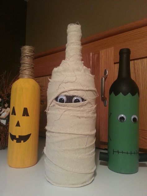 Upcycle wine bottles - - Halloween edition Halloween Upcycle, Holiday Wine Bottle Crafts, Porta Halloween, Crafts Thanksgiving, Halloween Wine Bottles, Holiday Wine Bottles, Dollar Store Halloween Decorations, Bottles Diy, Crafts Fall