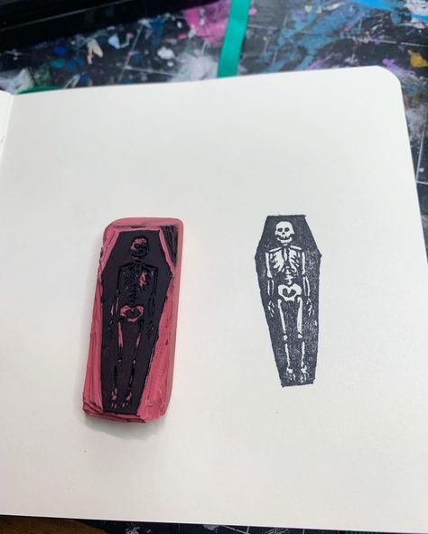 Small Printmaking Ideas, Homemade Stamps How To Make, Horror Linocut, Rubber Stamp Design Ideas, Eraser Printmaking, Lino Stamp Ideas, Eraser Linocut, Print Making Ideas, Stamp Design Ideas