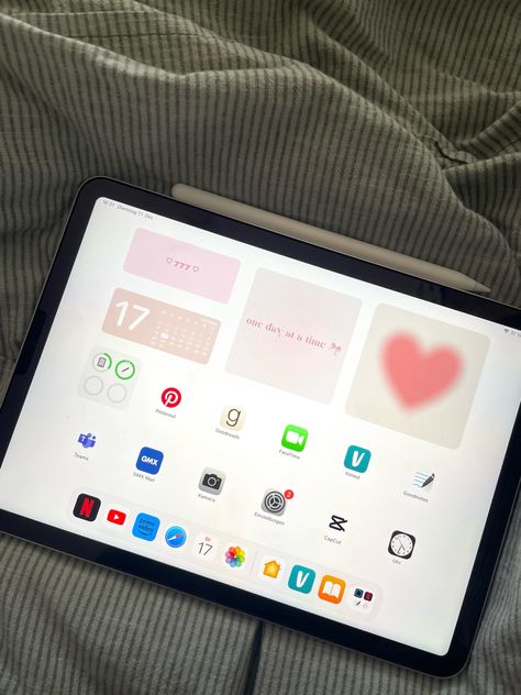 Minimalist Ipad Layout, I Pad Study Aesthetic, Ipad Pro Widget Aesthetic, Ipad Mini Aesthetic Homescreen, Ipad Aesthetic Organization Homescreen, Ipad Ios 17, Ios 17 Ipad, Ipad Set Up Ideas Homescreen, Ipad Set Up