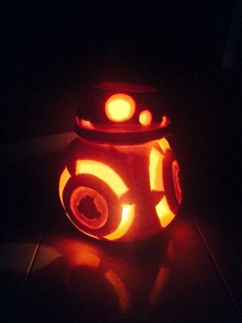 Star Wars Carved Pumpkins, Bb8 Pumpkin Carving, Starwars Pumpkin Carving, Starwars Pumpkins, Pumpkin Carving Ideas Star Wars, Pumpkin Carving Star Wars, Bb8 Pumpkin, Star Wars Halloween Decorations, Star Wars Pumpkin Carving