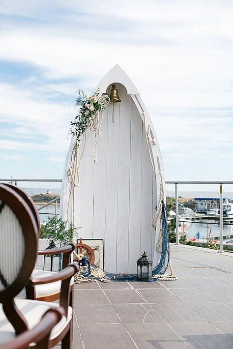 beach wedding decoration ideas nautical altar in form of boat diodecor via instagram Decor Photobooth, Ocean Wedding Theme, Nautical Ideas, Navy Party, Fishing Wedding, Beach Wedding Reception, Boat Wedding, Nautical Wedding Theme, Sea Wedding