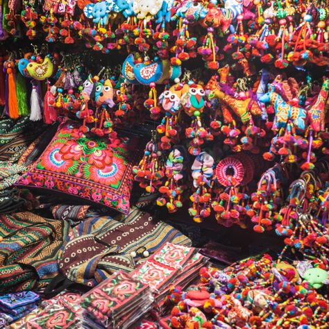 10 Souvenirs You Should Buy in Bangkok, According to Locals Pakistani Souvenirs, Thailand Market, Vegetable Meatloaf, Elephant Pants, Spring Chicken, Scrapbook Videos, Bag Pattern Free, Italian Chicken, Roasted Coffee Beans