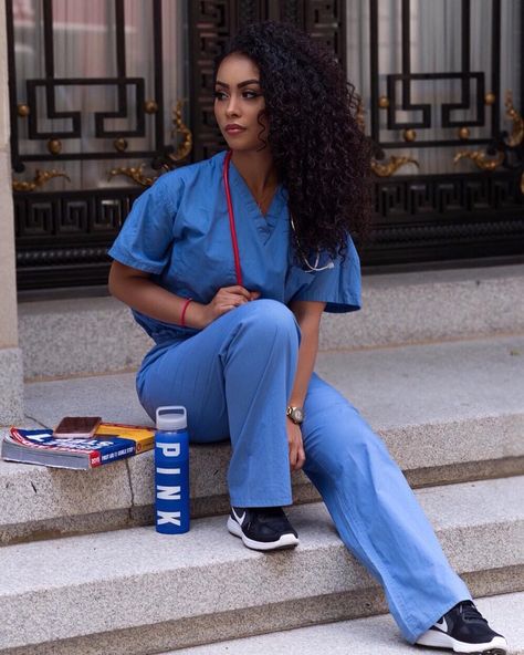 Nurse Outfit Scrubs, Tech Outfit, Nursing School Inspiration, Nursing Graduation Pictures, Nurse Inspiration, Cute Scrubs, Medical Careers, Bad Girls Club, Nurse Love