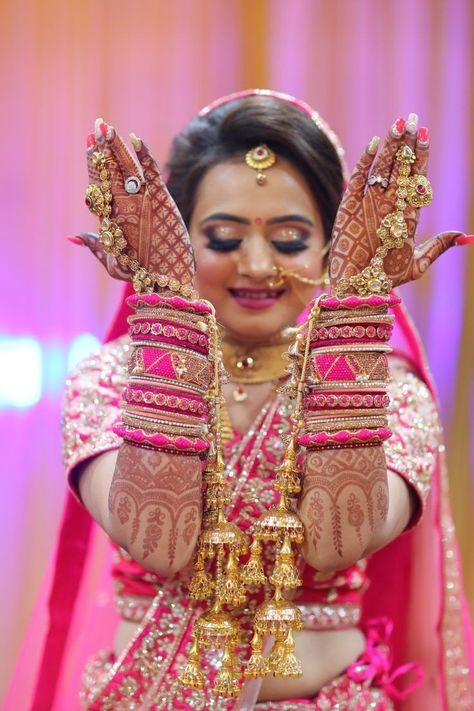 New Dulhan Pose, Wedding Dulhan Pose, Pose Bride, Haldi Photoshoot, Single Pose, Marriage Poses, शादी की तस्वीरें, Bridal Makeup Videos, Haldi Ceremony Outfit