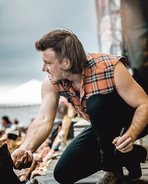 morgan wallen Morgan Wallen Hair, Morgan Wallen Mullet, Morgan Wallen Haircut, Morgan Wallen Aesthetic, Country Relationship Goals, Country Relationships, Country Backgrounds, Monochrome Makeup Look, Best Country Singers