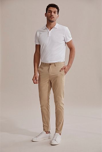 Men Cream Pants Outfit, Beige Chinos Men Outfits, Khaki Chinos Men Outfits, Chino Pants Men Outfits, Khaki Trousers Men, Khaki Pants Outfit Men, Chinos Men Outfit, Khaki Pants Outfit, Khakis Outfit