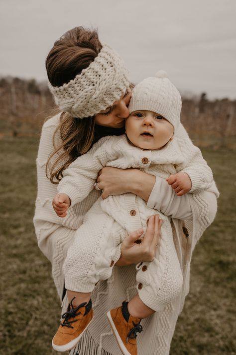 Family Of Three Winter Photos, Mommy And Me Winter Photo Shoot, Mommy And Me Photo Shoot Winter, Baby Winter Photoshoot Ideas, Baby Winter Photoshoot, Winter Family Photos With Baby, Winter Photoshoot Family, Family Winter Photoshoot, Winter Family Photoshoot