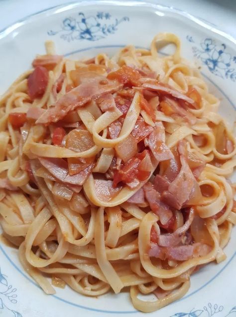 Prawn Gravy, Pasta Board, Leftover Gravy, Garlic Butter Pasta, Ham Pasta, Scampi Pasta, Leftover Food, Chopped Ham, Ham Recipes