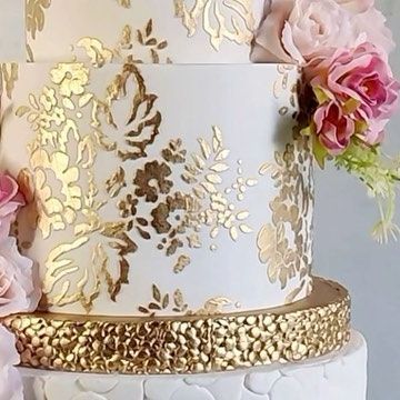 Wedding Cakes Stencil, Stenciled Buttercream Cakes, Stenciled Wedding Cakes, Gold Stencil Cake, Cake Stencil Designs, Gold Fondant Cake, White Anniversary Cake, Stencil Wedding Cake, 1 Tier Wedding Cakes