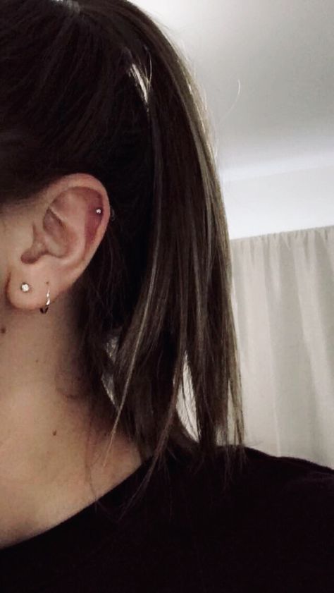 Ear Peircings, Piercings Cartilage, Lobe Piercing, Cartilage Piercing, Tattoos And Piercings, Ear Piercings, Piercings, Diamond Earrings, Pearl Earrings