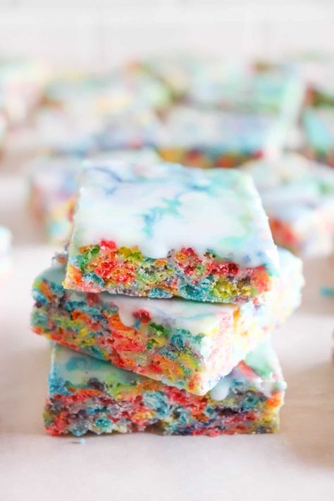 Fruity Pebble Tie Dye Bars Fruity Pebble Treats, Fruity Pebble Bars, Tie Dye Food, Tye Dye Party, Marshmallow Treats Recipe, Fruity Pebbles Treats, 2 Groovy, Tie Dye Cupcakes, Tie Dye Birthday Party