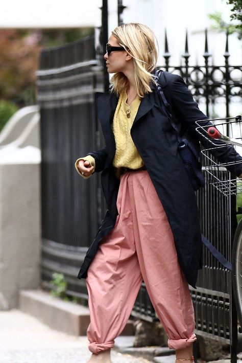 AAS: Some transitional pieces you can wear now: 1. Big trousers 2. Cable Knit 3. Leather 4. Big Coats Ashley Olsen Style, Olsen Fashion, Olsen Twins Style, Mary Kate Ashley Olsen, Olsen Sisters, Olsen Style, Mary Kate And Ashley Olsen, Mary Kate And Ashley, The Olsen Twins