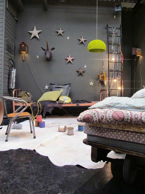 Lovely grey walls with stars! | 10 Dramatically Dark Kids Rooms - Tinyme Blog Kids Deco, Thanksgiving Decorations Diy, Dekorasi Kamar Tidur, Christmas Decorations Bedroom, Kids Interior, Teen Bedroom, Christmas Images, Kid Spaces, Childrens Bedrooms