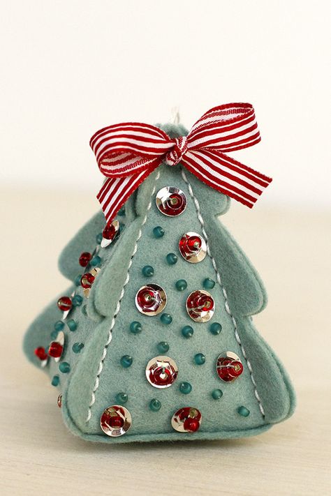 Explore erinlincoln77's photos on Flickr. erinlincoln77 has uploaded 427 photos to Flickr. Beaded Christmas Decorations, Fox Ornaments, Felt Christmas Decorations, Felt Ornament, Navidad Diy, Beaded Christmas Ornaments, Christmas Bead, Felt Decorations, Felt Christmas Ornaments