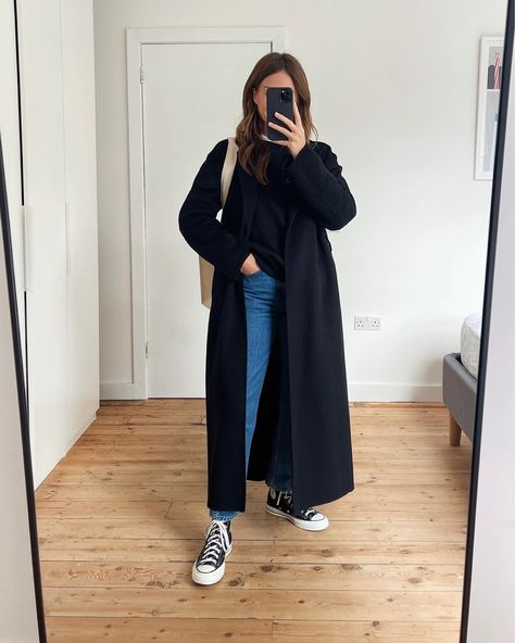 Black Sweater White Shirt, Black Duster Coat, Camel Coat Outfit, Black Duster, Coat Outfit, Camel Coat, Sweater White, Black Sweater, Dark Wash Jeans