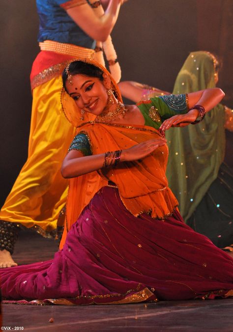 Kathak Costume, Bollywood Dancing, Indian Classical Dancer, Dance Forms, Garba Dance, Kathak Dance, Dance India Dance, Dance Of India, Indian Classical Dance