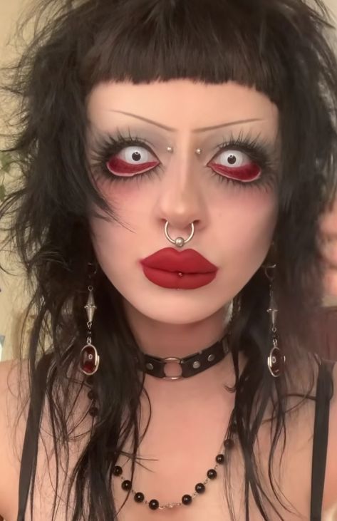 Tumblr Makeup Aesthetic Grunge, Slipknot Concert Makeup, Really Creepy Halloween Costumes, Goth Princess Makeup, Simple Drag Makeup Looks, Crazy Person Makeup, Red Hair Halloween Ideas, Halloween Makeup Red Hair, Emo Zombie Makeup