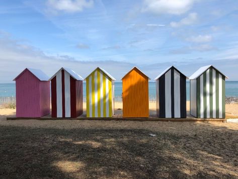 Pool Entrance, Beach Lifeguard, Seascape Artwork, Beach Cabin, Diy Bird Feeder, Beach Huts, Photoshoot Props, Sea Photo, Floating House