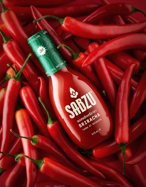 Condiments Packaging, Hot Sauce Packaging, Sauce Packaging, Spices Packaging, Logo Package, Branding Strategy, Design Building, Prop Styling, Sweet Chilli