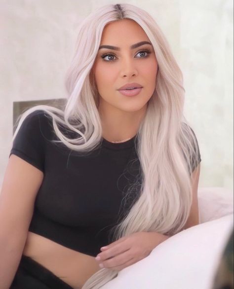 Kim Kardashian Platinum Hair, Ice Blonde Hair With Dark Roots, Blonde Hair Kim Kardashian, Balayage Hair Blonde Dark, Balayage Hair Blonde Dark Roots, Kim K Blonde, Kim Blonde, Kim Kardashian Blonde, Blonde Dark Roots