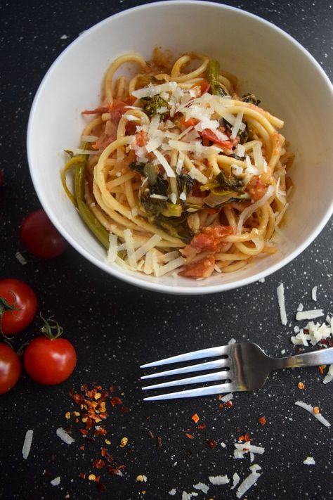 Quick Tomato & Rapini Pasta Recipe - Stuff on a Plate Rapini Pasta Recipe, Rapini Pasta, Rapini Recipes, Spaghetti Ingredients, Orzo Salad Recipes, Olive Oil Pasta, Minestrone Soup Recipe, Meatless Meal, Making Pasta