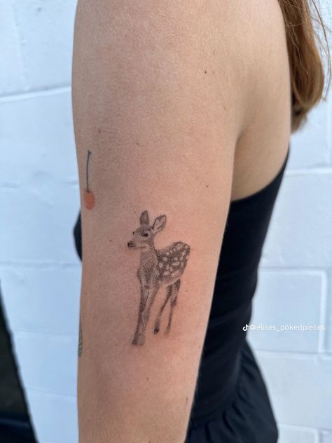 by elises_pokedpieces on tiktok Baby Deer Tattoo, Fawn Tattoo, Doe Tattoo, Botanical Tattoos, Cute Tats, Deer Tattoo, London Tattoo, Real Leaves, Dainty Tattoos