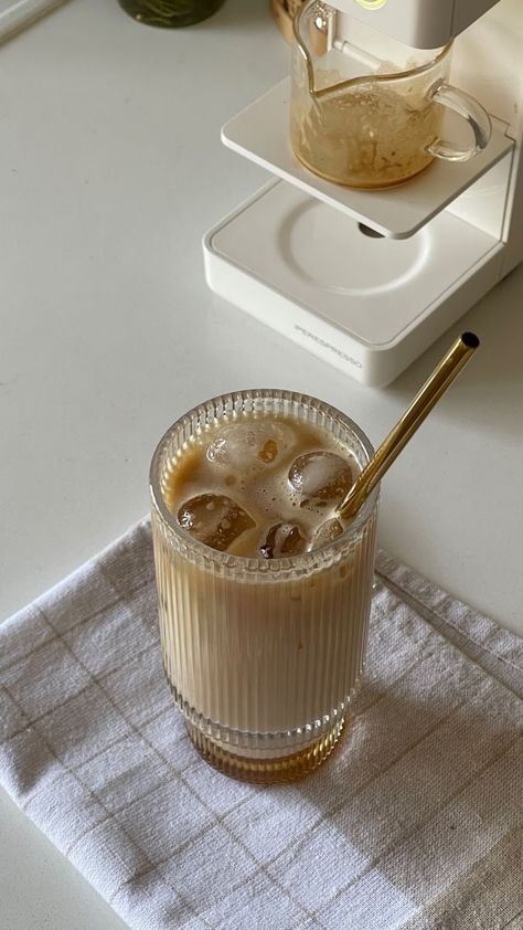 Copo Starbucks, Glass Cup Set, Nugget Ice Maker, Coffee Glasses, Coffee Obsession, Cream Aesthetic, Coffee Photography, Aesthetic Coffee, Iced Coffee Cup