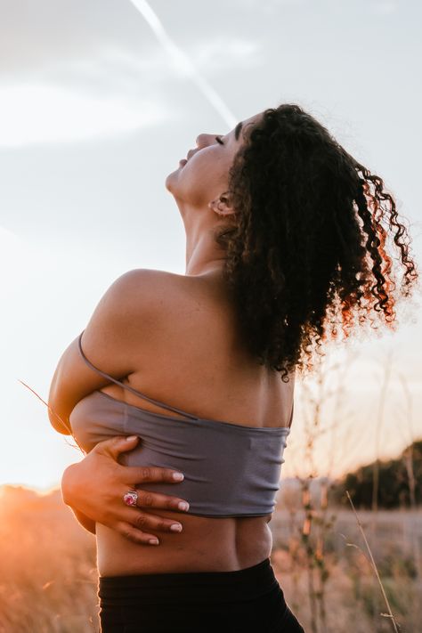 black woman in a field hugs herself. she looks at peace. Holistic Health Coach, Emotional Resilience, Mental Strength, Positive Psychology, Self Empowerment, Self Reflection, Self Acceptance, Wellness Coach, Self Compassion