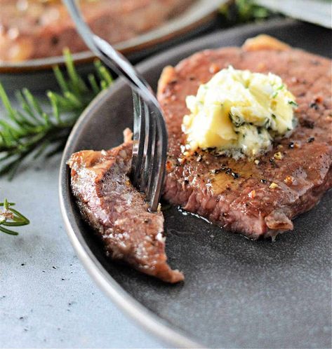 Steak In Instant Pot, Beef Round Steak Recipes, Double Air Fryer, Steak On The Stove, Cook Frozen Steak, Tenderized Round Steak, Steak On Stove, Crock Pot Beef Tips, Beef Round Steak