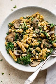 Vegan spinach and mushroom pasta Spinach And Mushroom Pasta, Mushroom Project, Spinach And Mushroom, Mushroom Recipes Pasta, Vegan Spinach, Food Motivation, Comfort Food Recipes Dinners, Makanan Diet, Mushroom Pasta