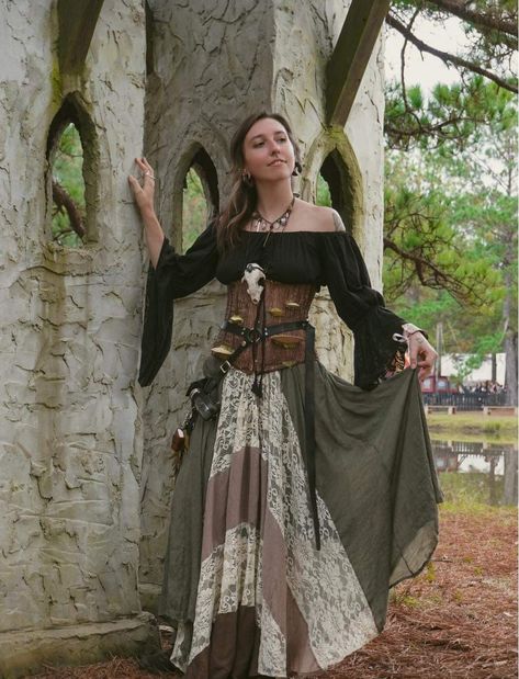 Rennisance Faire Costumes Celtic, Ren Faire Tavern Wench, Medival Outfits Woman Witch, Rennisance Faire Costumes Witch, Fairy Witch Aesthetic Outfit, Ren Faire Forest Witch, Ren Fest Outfits Diy, Ren Faire Viking Woman, Simple Medieval Outfit