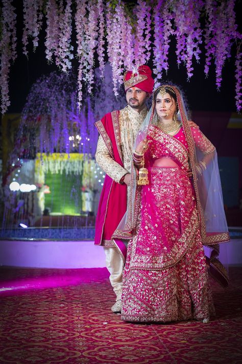 Jaymala Photo, Dulha Dulhan Couples Photography, Copul Pic, Marriage Poses, Wedding Outfits Indian, Haldi Ceremony Outfit, Bride Groom Poses, Indian Bride Photography Poses, Wedding Outfits For Groom