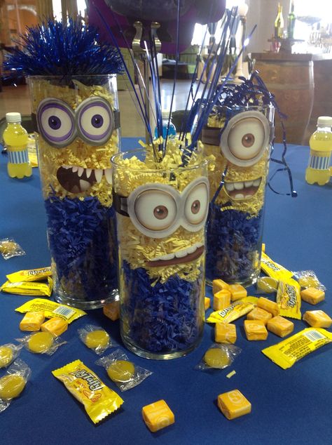 Despicable Me Centerpieces, Minion Birthday Centerpieces, Minions Table Decoration Ideas, Minion Birthday Party Centerpieces, Minion Bday Party, Minion Themed Birthday Party Decorations, Minions Centerpiece Ideas, Minions 2nd Birthday, Minion Birthday Party Food