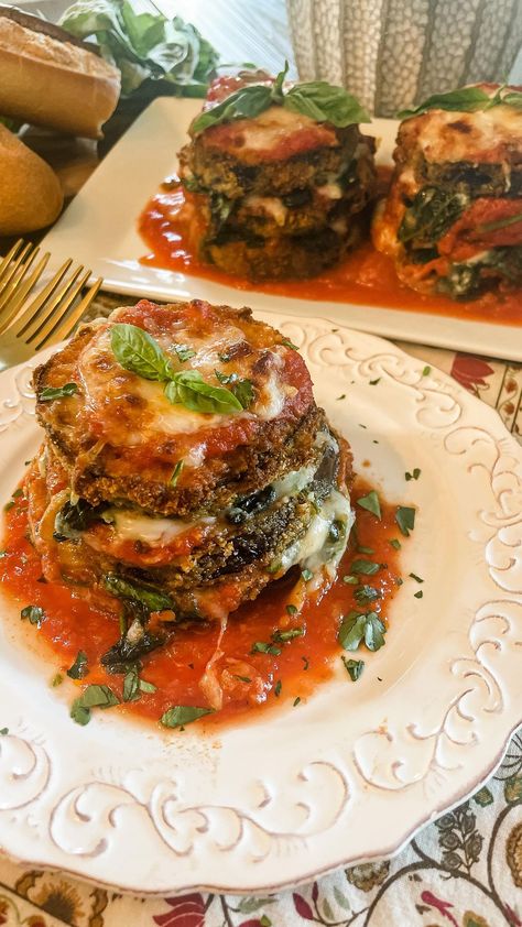 miciamammas on Instagram: So I’m a little obsessed with my air fry lately. I made these Air Fried Eggplant Napoleon’s layered with sauteed spinach and mozzarella… Eggplant Frico, Eggplant Napoleon Recipe, Eggplant Napoleon, Air Fried Eggplant, Napoleon Recipe, Aubergine Recipes, Eggplant Stacks, Spinach And Mozzarella, Italian Bread Crumbs