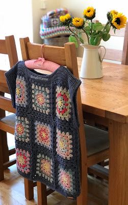 Denim Daisy Granny Square construction Granny Square Häkelanleitung, Gilet Crochet, Granny Square Crochet Patterns Free, Crochet Jumper, Mode Crochet, Crochet Vest Pattern, Crochet Square Patterns, Granny Squares Pattern, Crochet Jacket