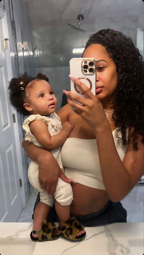 Momma And Daughter Pictures Black, Mommy Daughter Pictures, Cute Family Pictures, Mommy And Baby Pictures, Cheerleading Hairstyles, Mommy Moments, Pretty Pregnant, Future Mommy, Moms Goals